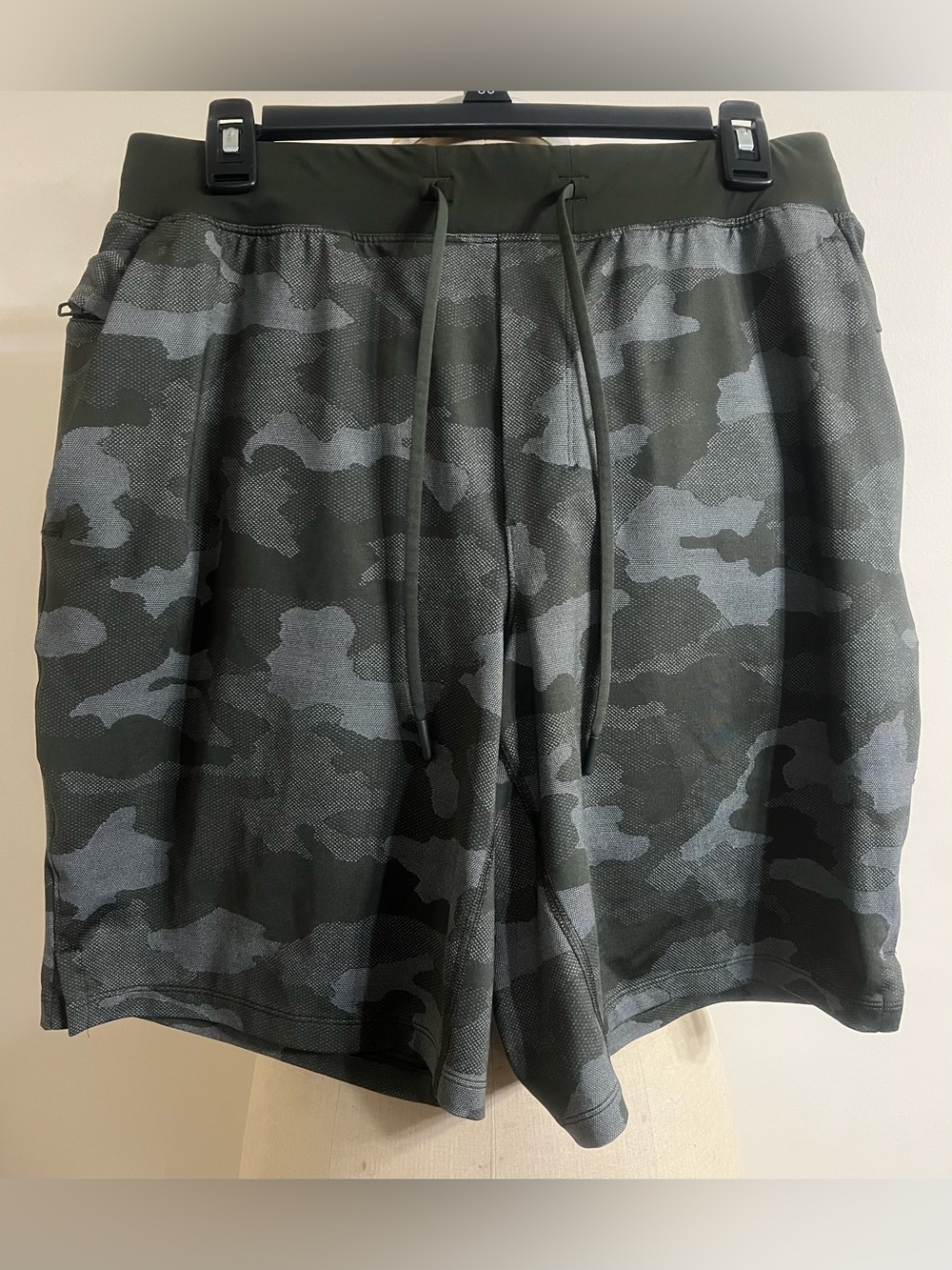 Lululemon T.H.E. Short 9" *Linerless
Variegated Mesh Camo Max Dark Olive Size L